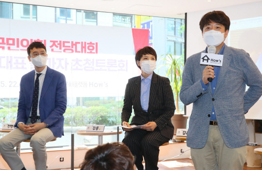 지난 5월22일 서울 여의도 정치카페 '하우스'에서 열린 국민의힘 '신인 당대표 출마자 초청 토론회'에서 이준석 전 미래통합당 최고위원이 자기소개를 하고 있다. 오른쪽부터 이준석 전 최고위원, 김은혜 의원, 김웅 의원. 연합뉴스